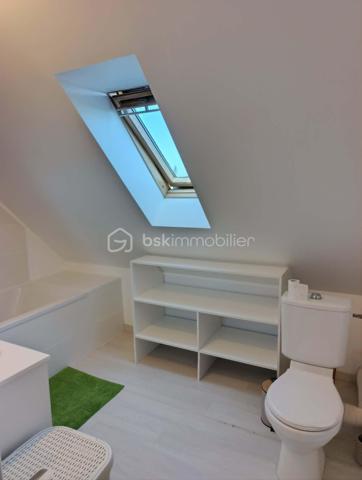 Venez découvrir cette belle maison de plus de 113 m2.

Au rez-de-chaussée, vous profiterez d'une vaste pièce de vie lumineuse comprenant un salon avec cuisine ouverte, équipée et aménagée, donnant directement sur une terrasse. Vous trouverez également une arrière-cuisine, une suite parentale avec salle d'eau privative (douche et double vasque), un WC indépendant ainsi qu'un garage avec porte motorisée.

À l'étage, la maison offre 4 chambres, dont une en enfilade, ainsi qu'une salle de bain avec WC.
À l'extérieur, vous bénéficierez d'un terrain entièrement clos, sécurisé par un portail électrique, ainsi que d'un atelier, idéal pour le bricolage, le stockage ou un espace de loisirs.

Les atouts de cette maison :

113 m² habitables
5 chambres, dont une suite parentale au rez-de-chaussée
Cuisine équipée et aménagée
Terrasse avec store banne
Garage avec porte motorisée
Atelier
Terrain entièrement clos avec portail électrique
Fibre optique
Chauffage électrique complété par un poêle à granulés
Raccordement au tout-à-l'égout
DPE : C
Aucun travaux à prévoir

Une maison confortable, fonctionnelle et soignée, offrant de belles prestations et prête à être habitée. 

Il ne vous reste plus qu'à poser vos valises !