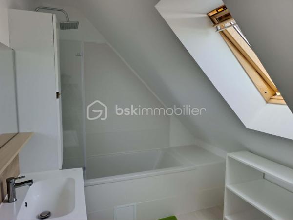 Venez découvrir cette belle maison de plus de 113 m2.

Au rez-de-chaussée, vous profiterez d'une vaste pièce de vie lumineuse comprenant un salon avec cuisine ouverte, équipée et aménagée, donnant directement sur une terrasse. Vous trouverez également une arrière-cuisine, une suite parentale avec salle d'eau privative (douche et double vasque), un WC indépendant ainsi qu'un garage avec porte motorisée.

À l'étage, la maison offre 4 chambres, dont une en enfilade, ainsi qu'une salle de bain avec WC.
À l'extérieur, vous bénéficierez d'un terrain entièrement clos, sécurisé par un portail électrique, ainsi que d'un atelier, idéal pour le bricolage, le stockage ou un espace de loisirs.

Les atouts de cette maison :

113 m² habitables
5 chambres, dont une suite parentale au rez-de-chaussée
Cuisine équipée et aménagée
Terrasse avec store banne
Garage avec porte motorisée
Atelier
Terrain entièrement clos avec portail électrique
Fibre optique
Chauffage électrique complété par un poêle à granulés
Raccordement au tout-à-l'égout
DPE : C
Aucun travaux à prévoir

Une maison confortable, fonctionnelle et soignée, offrant de belles prestations et prête à être habitée. 

Il ne vous reste plus qu'à poser vos valises !