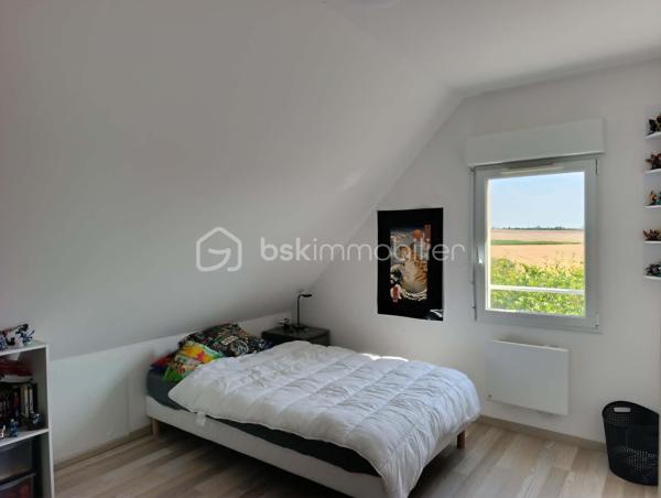 Venez découvrir cette belle maison de plus de 113 m2.

Au rez-de-chaussée, vous profiterez d'une vaste pièce de vie lumineuse comprenant un salon avec cuisine ouverte, équipée et aménagée, donnant directement sur une terrasse. Vous trouverez également une arrière-cuisine, une suite parentale avec salle d'eau privative (douche et double vasque), un WC indépendant ainsi qu'un garage avec porte motorisée.

À l'étage, la maison offre 4 chambres, dont une en enfilade, ainsi qu'une salle de bain avec WC.
À l'extérieur, vous bénéficierez d'un terrain entièrement clos, sécurisé par un portail électrique, ainsi que d'un atelier, idéal pour le bricolage, le stockage ou un espace de loisirs.

Les atouts de cette maison :

113 m² habitables
5 chambres, dont une suite parentale au rez-de-chaussée
Cuisine équipée et aménagée
Terrasse avec store banne
Garage avec porte motorisée
Atelier
Terrain entièrement clos avec portail électrique
Fibre optique
Chauffage électrique complété par un poêle à granulés
Raccordement au tout-à-l'égout
DPE : C
Aucun travaux à prévoir

Une maison confortable, fonctionnelle et soignée, offrant de belles prestations et prête à être habitée. 

Il ne vous reste plus qu'à poser vos valises !
