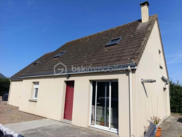 Venez découvrir cette belle maison de plus de 113 m2.

Au rez-de-chaussée, vous profiterez d'une vaste pièce de vie lumineuse comprenant un salon avec cuisine ouverte, équipée et aménagée, donnant directement sur une terrasse. Vous trouverez également une arrière-cuisine, une suite parentale avec salle d'eau privative (douche et double vasque), un WC indépendant ainsi qu'un garage avec porte motorisée.

À l'étage, la maison offre 4 chambres, dont une en enfilade, ainsi qu'une salle de bain avec WC.
À l'extérieur, vous bénéficierez d'un terrain entièrement clos, sécurisé par un portail électrique, ainsi que d'un atelier, idéal pour le bricolage, le stockage ou un espace de loisirs.

Les atouts de cette maison :

113 m² habitables
5 chambres, dont une suite parentale au rez-de-chaussée
Cuisine équipée et aménagée
Terrasse avec store banne
Garage avec porte motorisée
Atelier
Terrain entièrement clos avec portail électrique
Fibre optique
Chauffage électrique complété par un poêle à granulés
Raccordement au tout-à-l'égout
DPE : C
Aucun travaux à prévoir

Une maison confortable, fonctionnelle et soignée, offrant de belles prestations et prête à être habitée. 

Il ne vous reste plus qu'à poser vos valises !