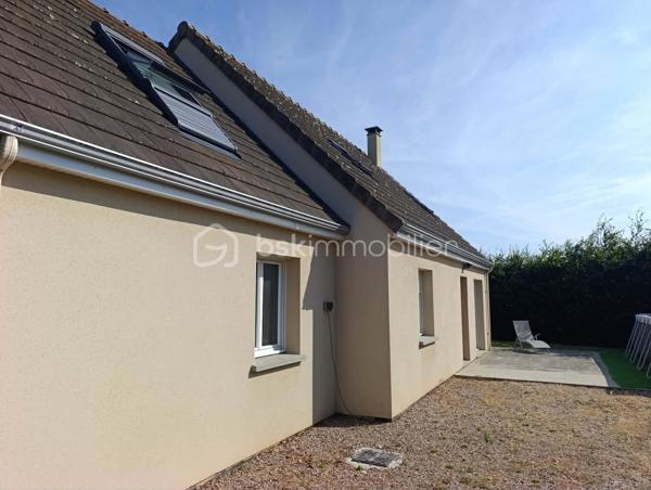 Venez découvrir cette belle maison de plus de 113 m2.

Au rez-de-chaussée, vous profiterez d'une vaste pièce de vie lumineuse comprenant un salon avec cuisine ouverte, équipée et aménagée, donnant directement sur une terrasse. Vous trouverez également une arrière-cuisine, une suite parentale avec salle d'eau privative (douche et double vasque), un WC indépendant ainsi qu'un garage avec porte motorisée.

À l'étage, la maison offre 4 chambres, dont une en enfilade, ainsi qu'une salle de bain avec WC.
À l'extérieur, vous bénéficierez d'un terrain entièrement clos, sécurisé par un portail électrique, ainsi que d'un atelier, idéal pour le bricolage, le stockage ou un espace de loisirs.

Les atouts de cette maison :

113 m² habitables
5 chambres, dont une suite parentale au rez-de-chaussée
Cuisine équipée et aménagée
Terrasse avec store banne
Garage avec porte motorisée
Atelier
Terrain entièrement clos avec portail électrique
Fibre optique
Chauffage électrique complété par un poêle à granulés
Raccordement au tout-à-l'égout
DPE : C
Aucun travaux à prévoir

Une maison confortable, fonctionnelle et soignée, offrant de belles prestations et prête à être habitée. 

Il ne vous reste plus qu'à poser vos valises !