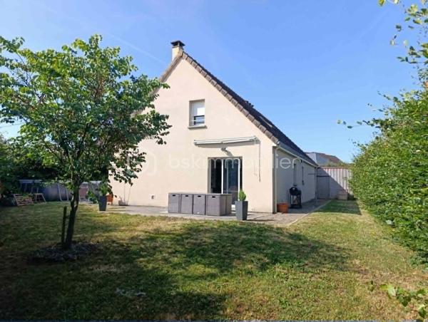 Venez découvrir cette belle maison de plus de 113 m2.

Au rez-de-chaussée, vous profiterez d'une vaste pièce de vie lumineuse comprenant un salon avec cuisine ouverte, équipée et aménagée, donnant directement sur une terrasse. Vous trouverez également une arrière-cuisine, une suite parentale avec salle d'eau privative (douche et double vasque), un WC indépendant ainsi qu'un garage avec porte motorisée.

À l'étage, la maison offre 4 chambres, dont une en enfilade, ainsi qu'une salle de bain avec WC.
À l'extérieur, vous bénéficierez d'un terrain entièrement clos, sécurisé par un portail électrique, ainsi que d'un atelier, idéal pour le bricolage, le stockage ou un espace de loisirs.

Les atouts de cette maison :

113 m² habitables
5 chambres, dont une suite parentale au rez-de-chaussée
Cuisine équipée et aménagée
Terrasse avec store banne
Garage avec porte motorisée
Atelier
Terrain entièrement clos avec portail électrique
Fibre optique
Chauffage électrique complété par un poêle à granulés
Raccordement au tout-à-l'égout
DPE : C
Aucun travaux à prévoir

Une maison confortable, fonctionnelle et soignée, offrant de belles prestations et prête à être habitée. 

Il ne vous reste plus qu'à poser vos valises !