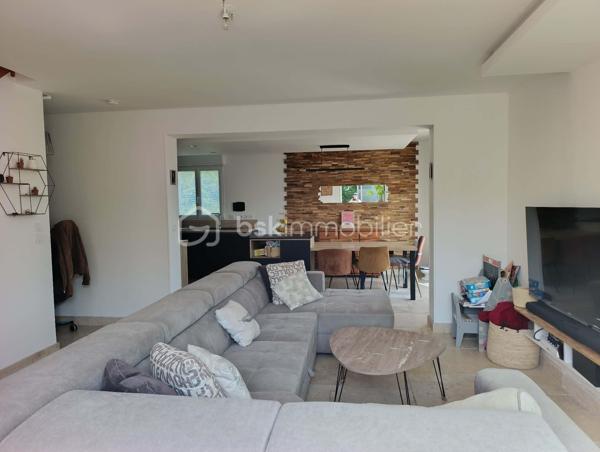 Venez découvrir cette belle maison de plus de 113 m2.

Au rez-de-chaussée, vous profiterez d'une vaste pièce de vie lumineuse comprenant un salon avec cuisine ouverte, équipée et aménagée, donnant directement sur une terrasse. Vous trouverez également une arrière-cuisine, une suite parentale avec salle d'eau privative (douche et double vasque), un WC indépendant ainsi qu'un garage avec porte motorisée.

À l'étage, la maison offre 4 chambres, dont une en enfilade, ainsi qu'une salle de bain avec WC.
À l'extérieur, vous bénéficierez d'un terrain entièrement clos, sécurisé par un portail électrique, ainsi que d'un atelier, idéal pour le bricolage, le stockage ou un espace de loisirs.

Les atouts de cette maison :

113 m² habitables
5 chambres, dont une suite parentale au rez-de-chaussée
Cuisine équipée et aménagée
Terrasse avec store banne
Garage avec porte motorisée
Atelier
Terrain entièrement clos avec portail électrique
Fibre optique
Chauffage électrique complété par un poêle à granulés
Raccordement au tout-à-l'égout
DPE : C
Aucun travaux à prévoir

Une maison confortable, fonctionnelle et soignée, offrant de belles prestations et prête à être habitée. 

Il ne vous reste plus qu'à poser vos valises !