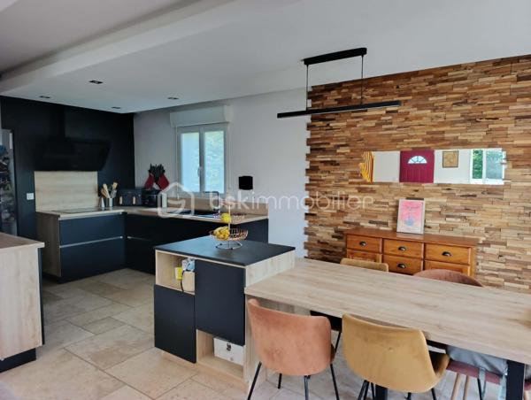 Venez découvrir cette belle maison de plus de 113 m2.

Au rez-de-chaussée, vous profiterez d'une vaste pièce de vie lumineuse comprenant un salon avec cuisine ouverte, équipée et aménagée, donnant directement sur une terrasse. Vous trouverez également une arrière-cuisine, une suite parentale avec salle d'eau privative (douche et double vasque), un WC indépendant ainsi qu'un garage avec porte motorisée.

À l'étage, la maison offre 4 chambres, dont une en enfilade, ainsi qu'une salle de bain avec WC.
À l'extérieur, vous bénéficierez d'un terrain entièrement clos, sécurisé par un portail électrique, ainsi que d'un atelier, idéal pour le bricolage, le stockage ou un espace de loisirs.

Les atouts de cette maison :

113 m² habitables
5 chambres, dont une suite parentale au rez-de-chaussée
Cuisine équipée et aménagée
Terrasse avec store banne
Garage avec porte motorisée
Atelier
Terrain entièrement clos avec portail électrique
Fibre optique
Chauffage électrique complété par un poêle à granulés
Raccordement au tout-à-l'égout
DPE : C
Aucun travaux à prévoir

Une maison confortable, fonctionnelle et soignée, offrant de belles prestations et prête à être habitée. 

Il ne vous reste plus qu'à poser vos valises !