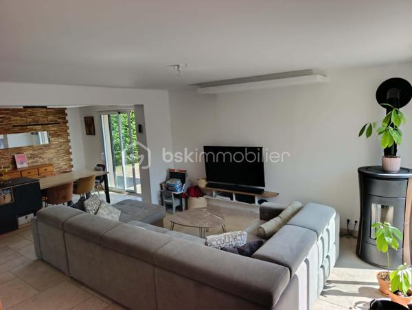 Venez découvrir cette belle maison de plus de 113 m2.

Au rez-de-chaussée, vous profiterez d'une vaste pièce de vie lumineuse comprenant un salon avec cuisine ouverte, équipée et aménagée, donnant directement sur une terrasse. Vous trouverez également une arrière-cuisine, une suite parentale avec salle d'eau privative (douche et double vasque), un WC indépendant ainsi qu'un garage avec porte motorisée.

À l'étage, la maison offre 4 chambres, dont une en enfilade, ainsi qu'une salle de bain avec WC.
À l'extérieur, vous bénéficierez d'un terrain entièrement clos, sécurisé par un portail électrique, ainsi que d'un atelier, idéal pour le bricolage, le stockage ou un espace de loisirs.

Les atouts de cette maison :

113 m² habitables
5 chambres, dont une suite parentale au rez-de-chaussée
Cuisine équipée et aménagée
Terrasse avec store banne
Garage avec porte motorisée
Atelier
Terrain entièrement clos avec portail électrique
Fibre optique
Chauffage électrique complété par un poêle à granulés
Raccordement au tout-à-l'égout
DPE : C
Aucun travaux à prévoir

Une maison confortable, fonctionnelle et soignée, offrant de belles prestations et prête à être habitée. 

Il ne vous reste plus qu'à poser vos valises !