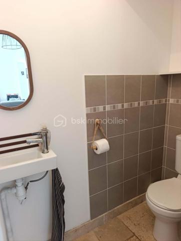 Venez découvrir cette belle maison de plus de 113 m2.

Au rez-de-chaussée, vous profiterez d'une vaste pièce de vie lumineuse comprenant un salon avec cuisine ouverte, équipée et aménagée, donnant directement sur une terrasse. Vous trouverez également une arrière-cuisine, une suite parentale avec salle d'eau privative (douche et double vasque), un WC indépendant ainsi qu'un garage avec porte motorisée.

À l'étage, la maison offre 4 chambres, dont une en enfilade, ainsi qu'une salle de bain avec WC.
À l'extérieur, vous bénéficierez d'un terrain entièrement clos, sécurisé par un portail électrique, ainsi que d'un atelier, idéal pour le bricolage, le stockage ou un espace de loisirs.

Les atouts de cette maison :

113 m² habitables
5 chambres, dont une suite parentale au rez-de-chaussée
Cuisine équipée et aménagée
Terrasse avec store banne
Garage avec porte motorisée
Atelier
Terrain entièrement clos avec portail électrique
Fibre optique
Chauffage électrique complété par un poêle à granulés
Raccordement au tout-à-l'égout
DPE : C
Aucun travaux à prévoir

Une maison confortable, fonctionnelle et soignée, offrant de belles prestations et prête à être habitée. 

Il ne vous reste plus qu'à poser vos valises !