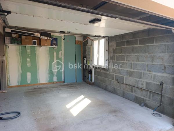 Venez découvrir cette belle maison de plus de 113 m2.

Au rez-de-chaussée, vous profiterez d'une vaste pièce de vie lumineuse comprenant un salon avec cuisine ouverte, équipée et aménagée, donnant directement sur une terrasse. Vous trouverez également une arrière-cuisine, une suite parentale avec salle d'eau privative (douche et double vasque), un WC indépendant ainsi qu'un garage avec porte motorisée.

À l'étage, la maison offre 4 chambres, dont une en enfilade, ainsi qu'une salle de bain avec WC.
À l'extérieur, vous bénéficierez d'un terrain entièrement clos, sécurisé par un portail électrique, ainsi que d'un atelier, idéal pour le bricolage, le stockage ou un espace de loisirs.

Les atouts de cette maison :

113 m² habitables
5 chambres, dont une suite parentale au rez-de-chaussée
Cuisine équipée et aménagée
Terrasse avec store banne
Garage avec porte motorisée
Atelier
Terrain entièrement clos avec portail électrique
Fibre optique
Chauffage électrique complété par un poêle à granulés
Raccordement au tout-à-l'égout
DPE : C
Aucun travaux à prévoir

Une maison confortable, fonctionnelle et soignée, offrant de belles prestations et prête à être habitée. 

Il ne vous reste plus qu'à poser vos valises !