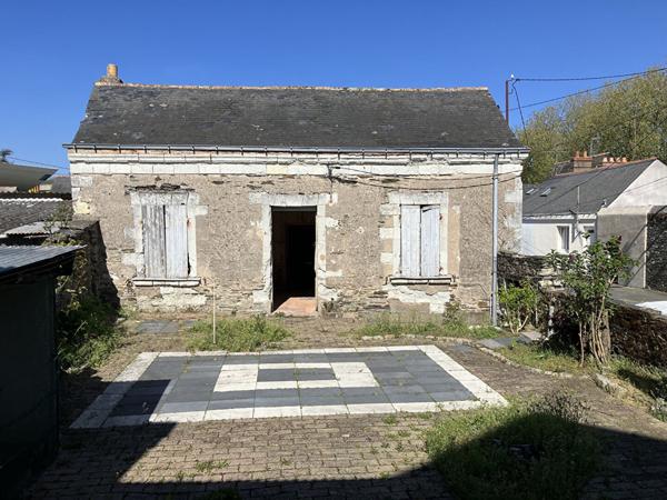 A vendre Angers hôpital dépendance à rénover avec vue Maine comprenant 3 pièces, plus un plateau grenier et une cour privative. Rare sur le secteur.