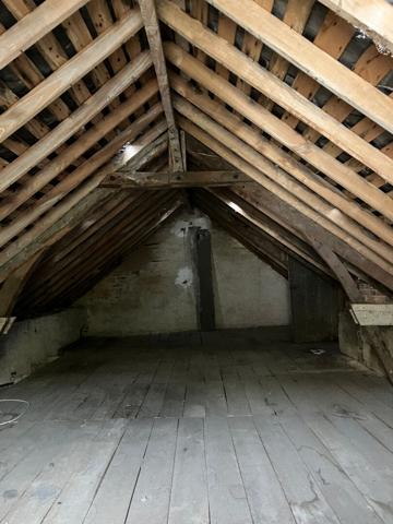 A vendre Angers hôpital dépendance à rénover avec vue Maine comprenant 3 pièces, plus un plateau grenier et une cour privative. Rare sur le secteur.