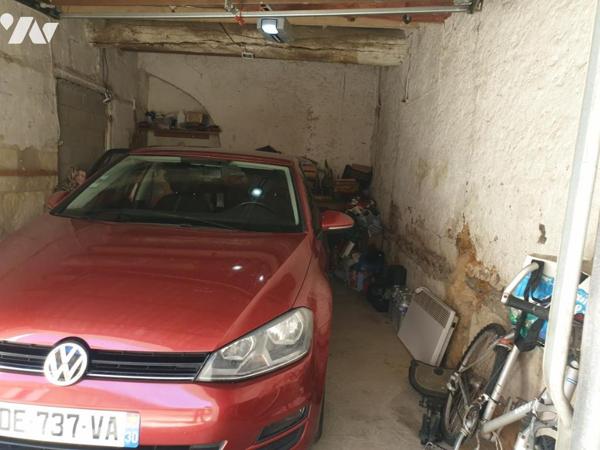 Immeuble de rapport composé de 5 logements avec deux garages et une remise