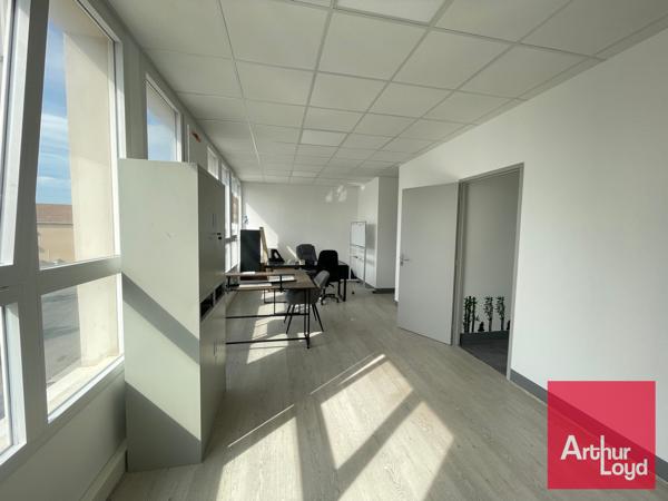 Bureaux à louer à Villeneuve les Maguelone dans immeuble récent