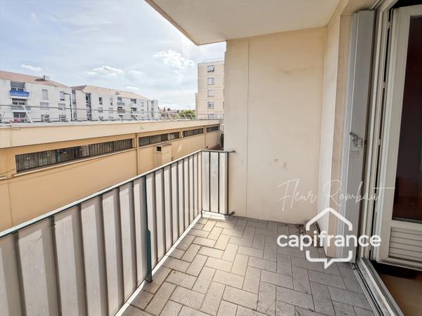 Appartement 2 pièces lumineux avec loggia, balcon, cave et parking proche gare