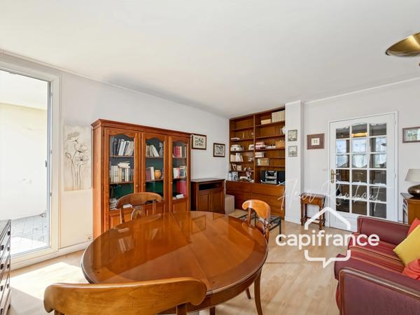 Appartement 2 pièces lumineux avec loggia, balcon, cave et parking proche gare