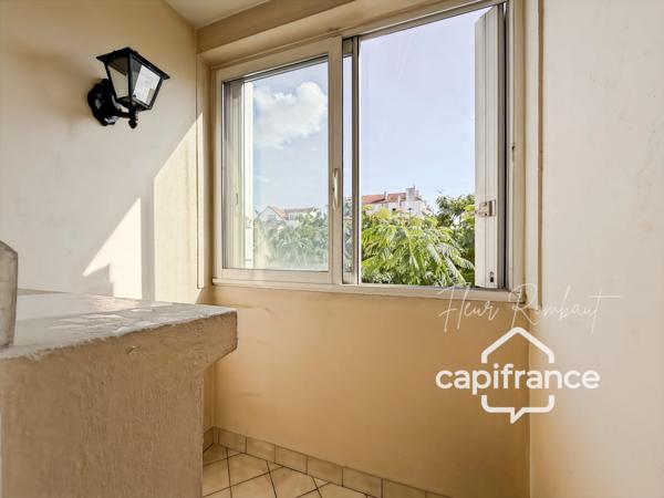 Appartement 2 pièces lumineux avec loggia, balcon, cave et parking proche gare