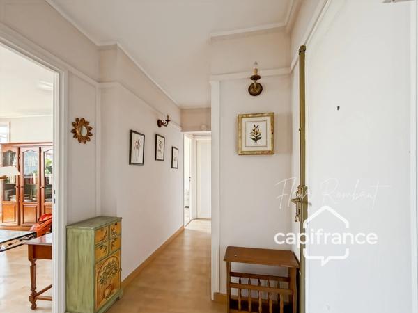 Appartement 2 pièces lumineux avec loggia, balcon, cave et parking proche gare