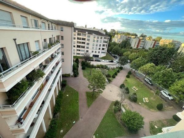 Un bien rare à deux pas de la mairie