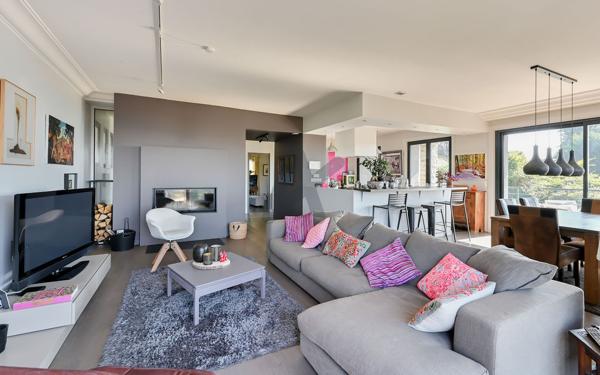 SAINT-CYR-AU-MONT-D’OR — MAISON FAMILIALE RÉNOVÉE, VUE EXCEPTIONNELLE & PISCINE — À PIED DU VILLAGE