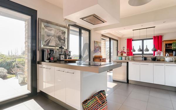 SAINT-CYR-AU-MONT-D’OR — MAISON FAMILIALE RÉNOVÉE, VUE EXCEPTIONNELLE & PISCINE — À PIED DU VILLAGE