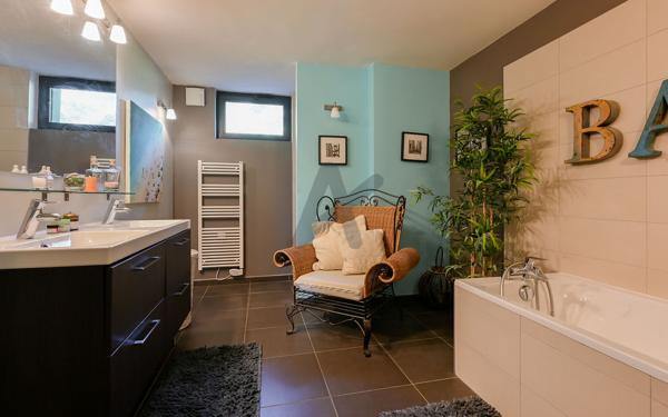 SAINT-CYR-AU-MONT-D’OR — MAISON FAMILIALE RÉNOVÉE, VUE EXCEPTIONNELLE & PISCINE — À PIED DU VILLAGE