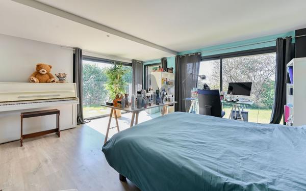 SAINT-CYR-AU-MONT-D’OR — MAISON FAMILIALE RÉNOVÉE, VUE EXCEPTIONNELLE & PISCINE — À PIED DU VILLAGE