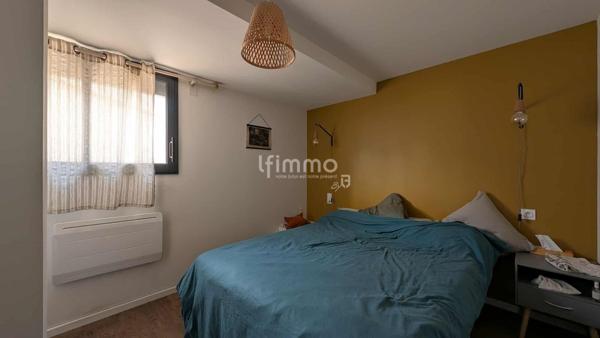 Maison 4 faces rénovée avec grand terrain, piscine et cuisine d'été