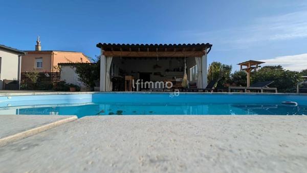 Maison 4 faces rénovée avec grand terrain, piscine et cuisine d'été