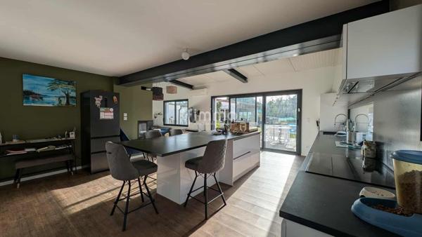 Maison 4 faces rénovée avec grand terrain, piscine et cuisine d'été