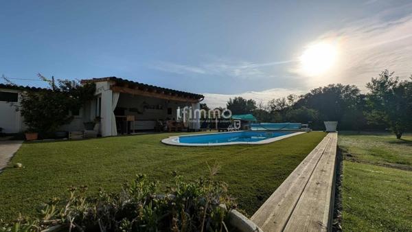 Maison 4 faces rénovée avec grand terrain, piscine et cuisine d'été