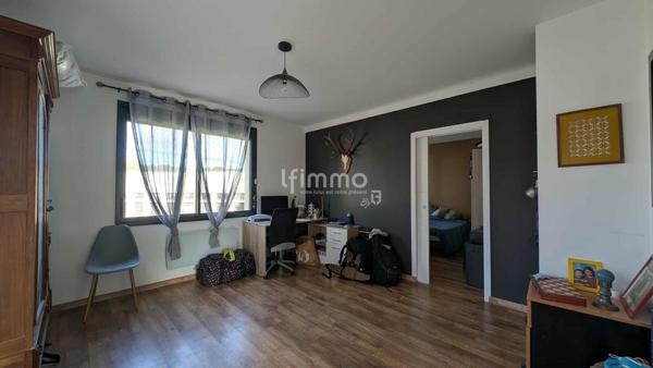 Maison 4 faces rénovée avec grand terrain, piscine et cuisine d'été