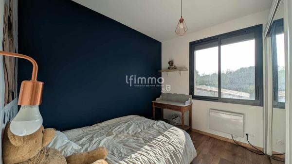 Maison 4 faces rénovée avec grand terrain, piscine et cuisine d'été