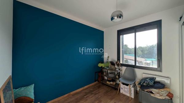 Maison 4 faces rénovée avec grand terrain, piscine et cuisine d'été