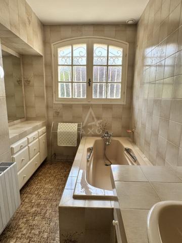 Magnac-sut-Touvre, maison 4 chb sur sous-sol semi enterré