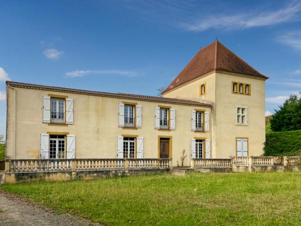 Dpt Gers (32), à vendre Proche de RISCLE château T6 de 327 m² habitables + 580 m² de dépendances attenantes sur 8157 m² de terrain