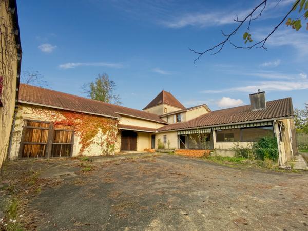 Dpt Gers (32), à vendre Proche de RISCLE château T6 de 327 m² habitables + 580 m² de dépendances attenantes sur 8157 m² de terrain