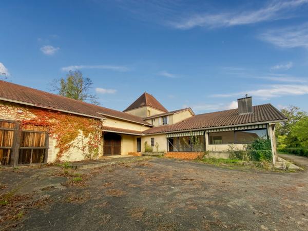 Dpt Gers (32), à vendre Proche de RISCLE château T6 de 327 m² habitables + 580 m² de dépendances attenantes sur 8157 m² de terrain