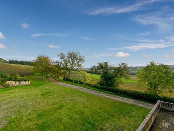 Dpt Gers (32), à vendre Proche de RISCLE château T6 de 327 m² habitables + 580 m² de dépendances attenantes sur 8157 m² de terrain