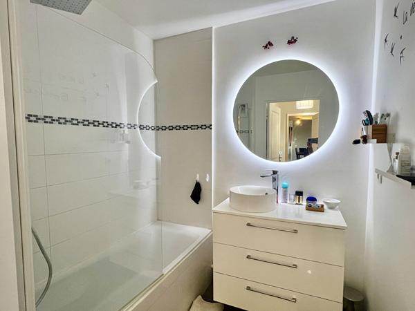 Montolivet, Appartement 3 pièces 65 m2 avec terrasse 12 m2 plein sud, avec place de parking