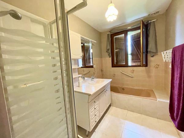 Maison L Isle Jourdain 7 pièce(s) 146 m² avec 2 garages, terrain de 2940 m²