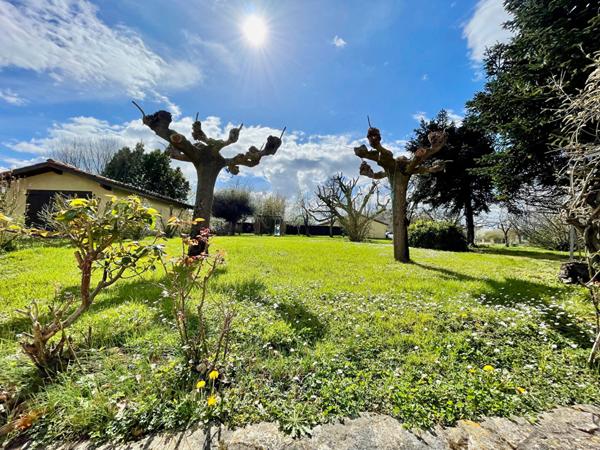 Maison L Isle Jourdain 7 pièce(s) 146 m² avec 2 garages, terrain de 2940 m²