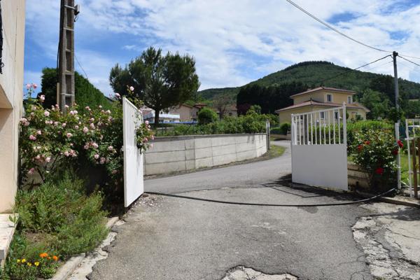 Dpt Rhône (69), à vendre AVEIZE, Ferme, 4 chambres et nombreuses dépendances