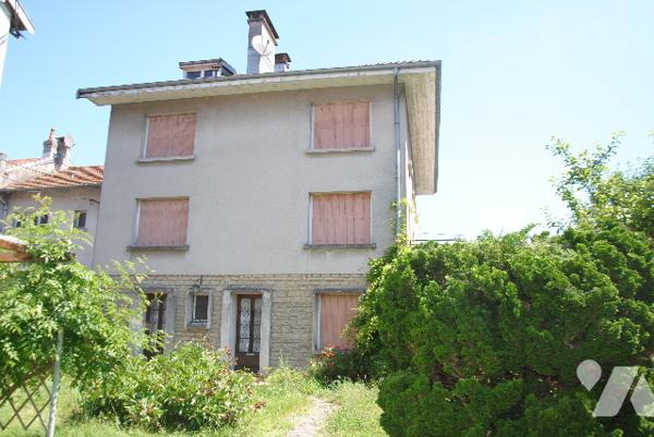 Propriété indep 210 m2 hab sur s/s  3 nvx de 8 chb, 2 s.eau, grenier, cour, jardin, garages, c/c gaz