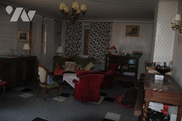 Propriété indep 210 m2 hab sur s/s  3 nvx de 8 chb, 2 s.eau, grenier, cour, jardin, garages, c/c gaz