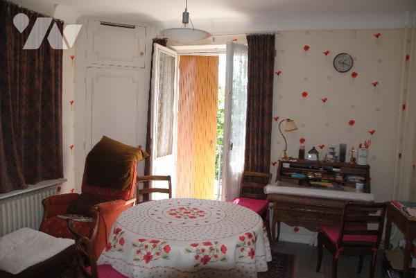 Propriété indep 210 m2 hab sur s/s  3 nvx de 8 chb, 2 s.eau, grenier, cour, jardin, garages, c/c gaz