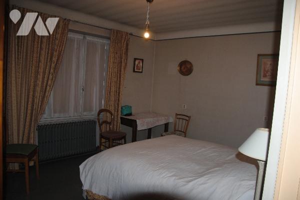 Propriété indep 210 m2 hab sur s/s  3 nvx de 8 chb, 2 s.eau, grenier, cour, jardin, garages, c/c gaz