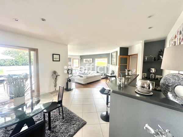 Maison
         6 pièces
        - 170 m² Bien prestige 755 000 € *