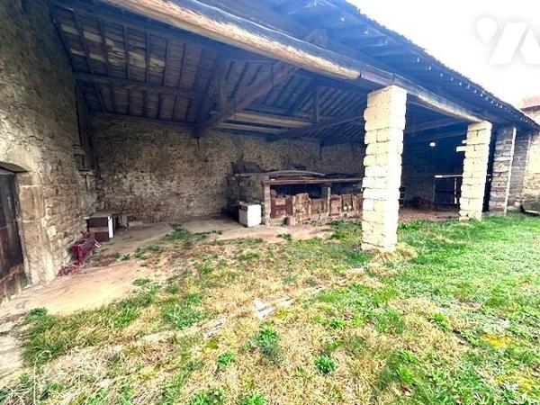 Chambles, tènement immobilier : maison 2 appartements + grange