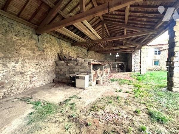 Chambles, tènement immobilier : maison 2 appartements + grange