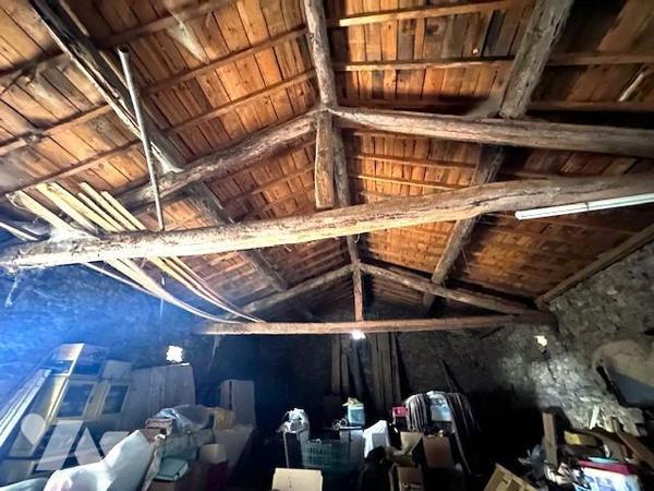 Chambles, tènement immobilier : maison 2 appartements + grange