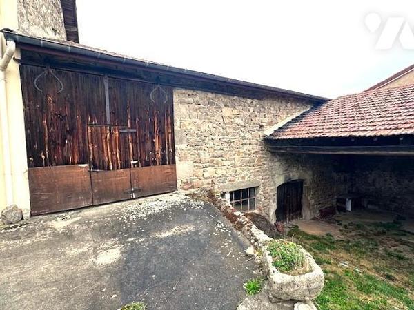 Chambles, tènement immobilier : maison 2 appartements + grange