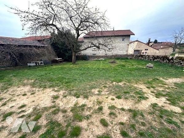 Chambles, tènement immobilier : maison 2 appartements + grange